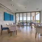 Nau Salgados Lagoas מלון דירות 4*